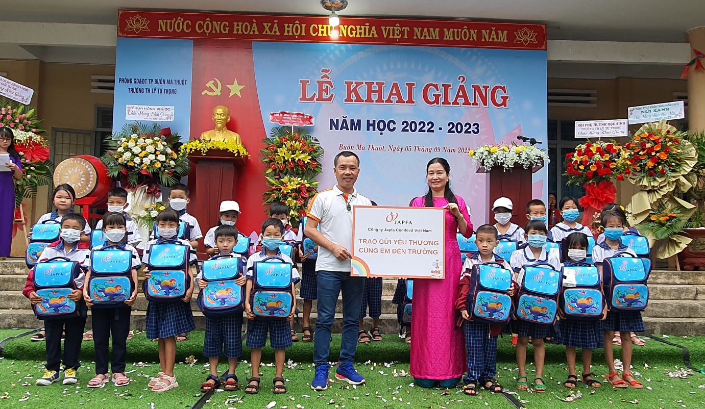 Japfa Việt Nam trao tặng 400 phần quà cho học sinh khó khăn. - Ảnh 1.