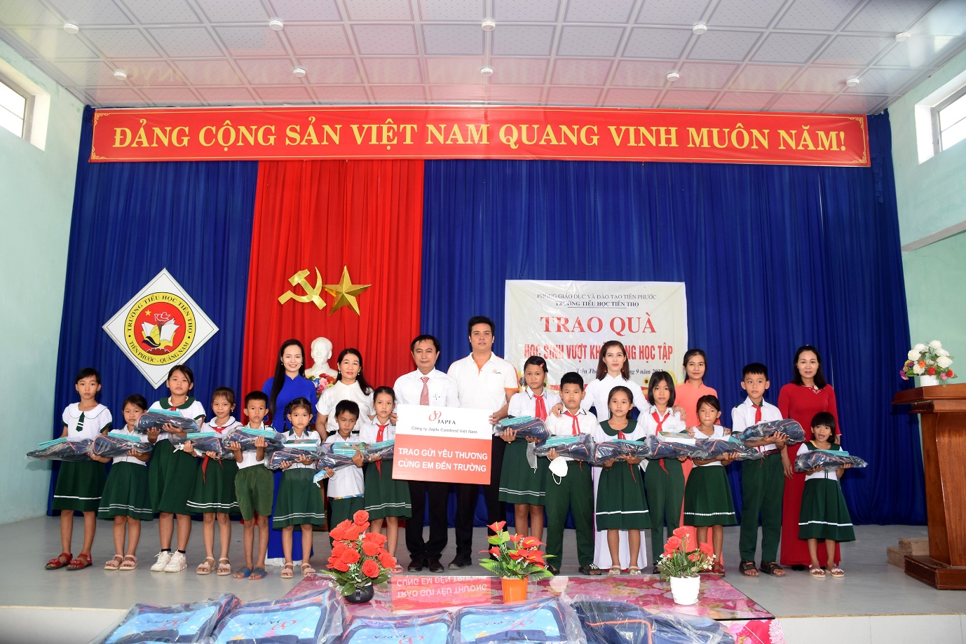 Japfa Việt Nam trao tặng 400 phần quà cho học sinh khó khăn. - Ảnh 2.