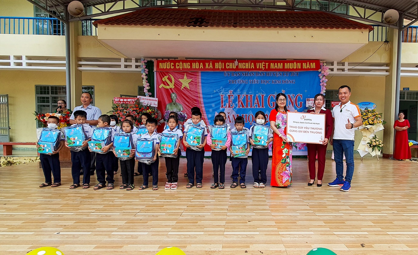 Japfa Việt Nam trao tặng 400 phần quà cho học sinh khó khăn. - Ảnh 3.