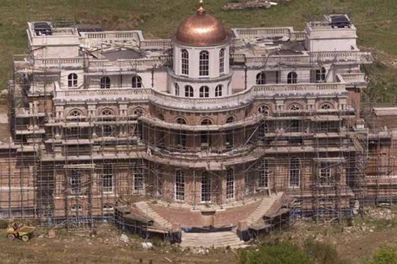 Biệt thự bỏ hoang ở Anh to hơn cả Cung điện Buckingham - Ảnh 1.