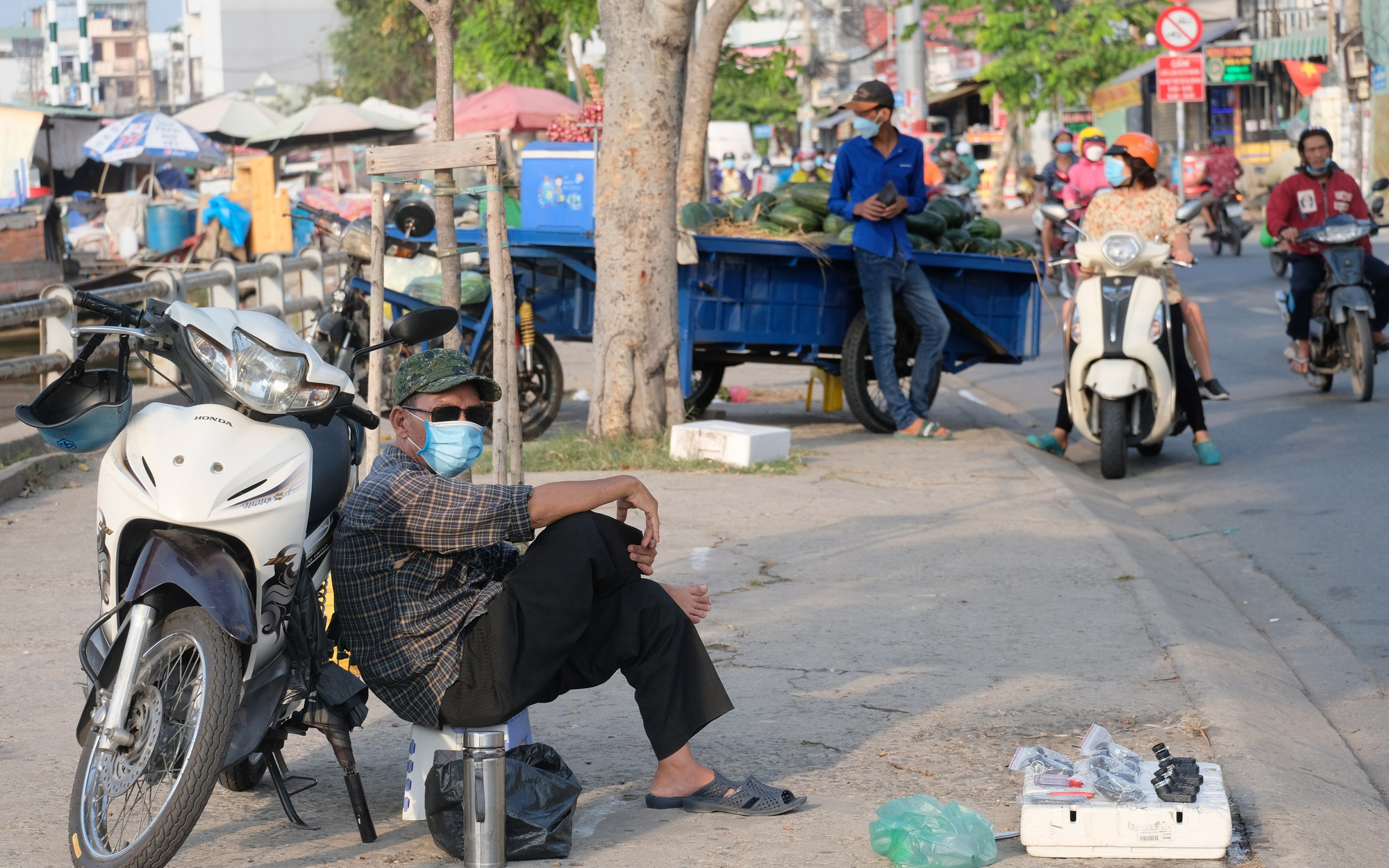 Ký ức Hà Nội: Nhọc nhằn thời lam lũ, mưu sinh - Ảnh 1.