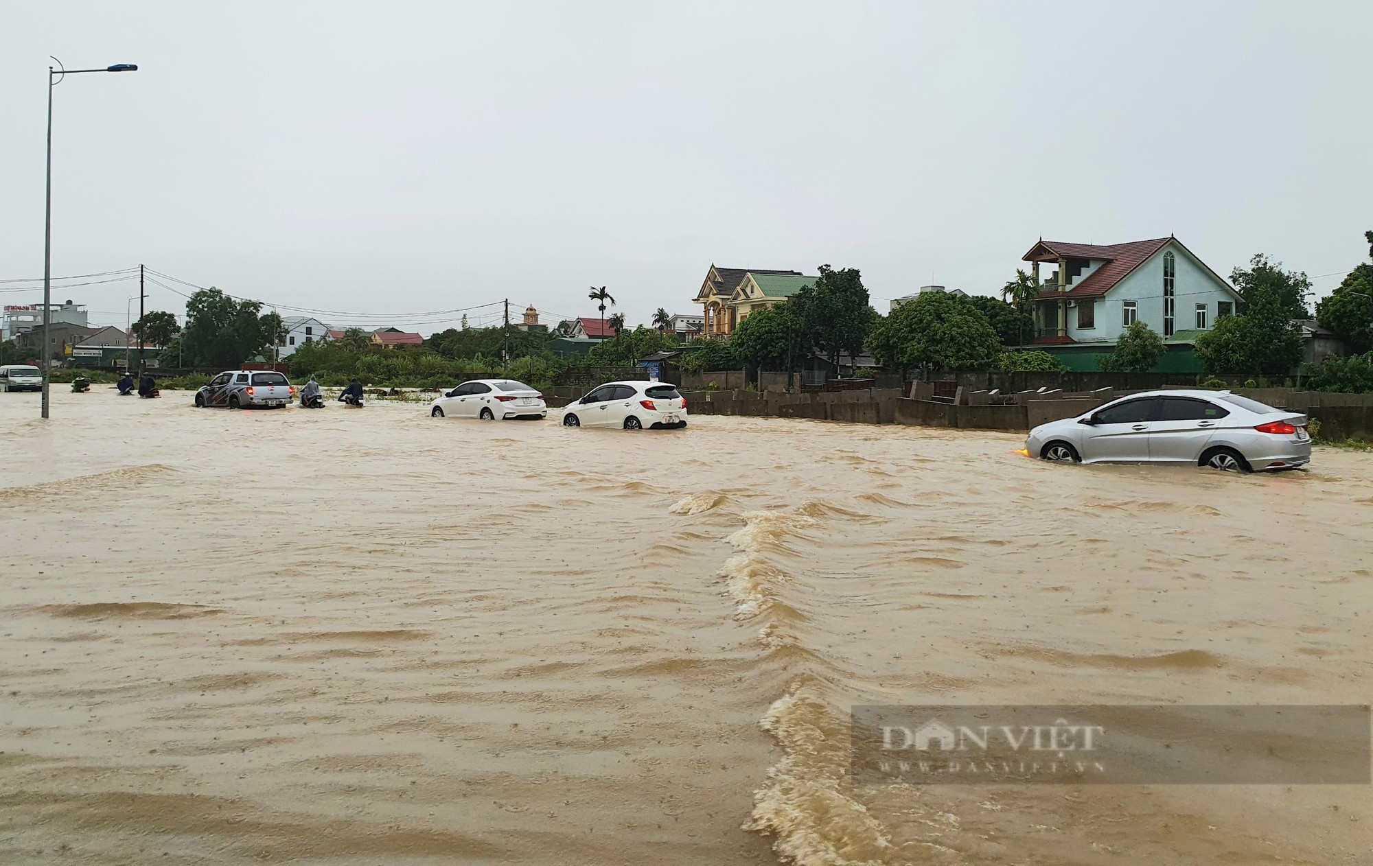 Mưa như trút nước, nhiều địa phương ở Nghệ An bị chia cắt, khẩn cấp di dời dân trong vùng nguy hiểm - Ảnh 1.