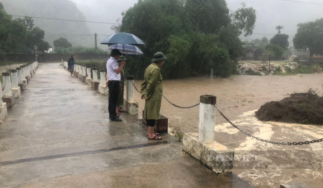 Mưa như trút nước, nhiều địa phương ở Nghệ An bị chia cắt, khẩn cấp di dời dân trong vùng nguy hiểm - Ảnh 10.