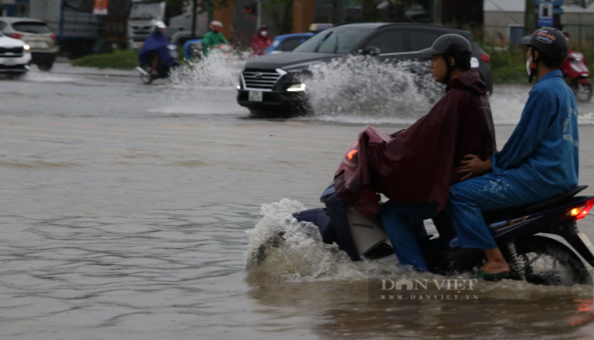 Mưa như trút nước, nhiều địa phương ở Nghệ An bị chia cắt, khẩn cấp di dời dân trong vùng nguy hiểm - Ảnh 14.
