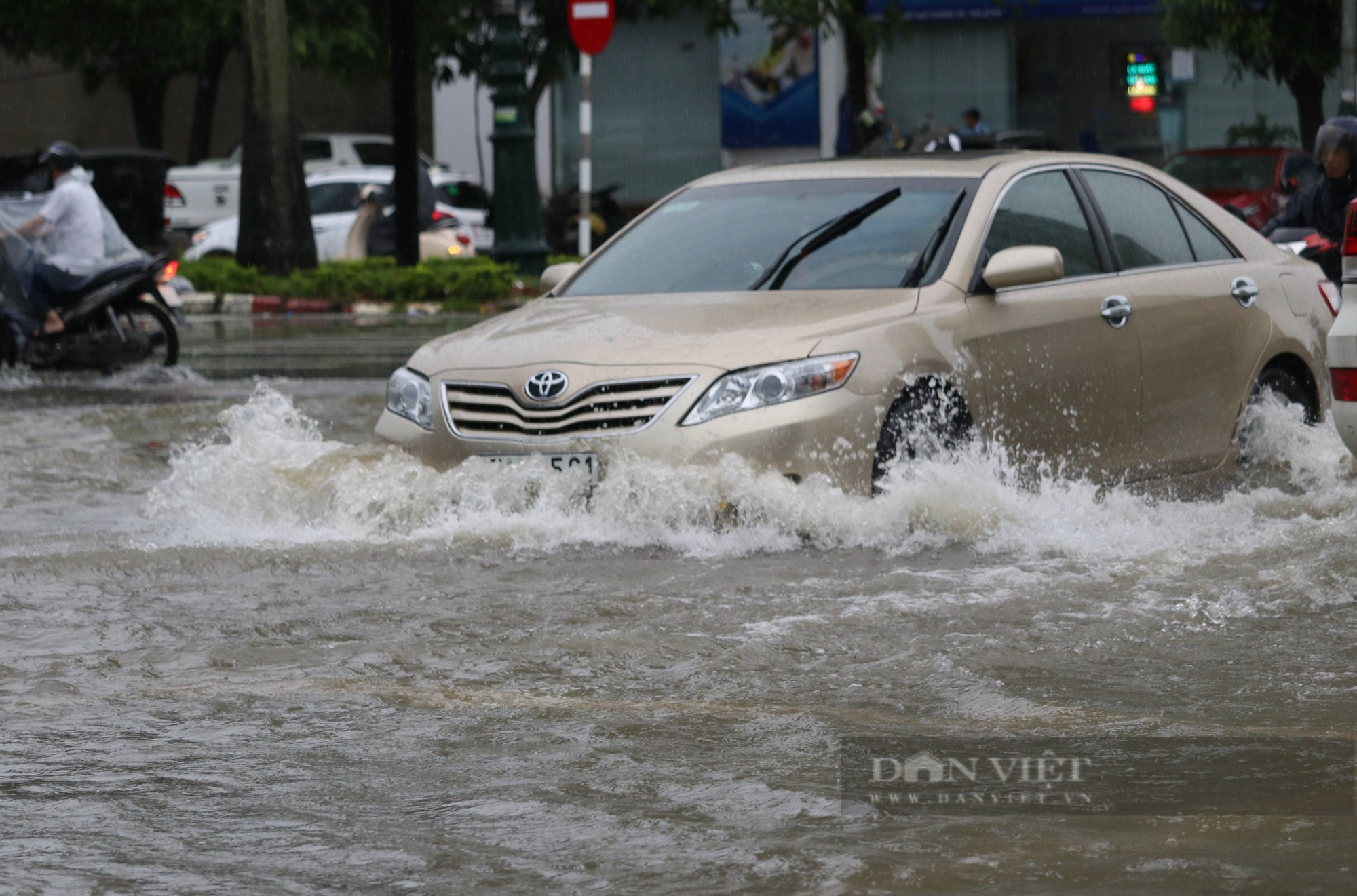 Mưa như trút nước, nhiều địa phương ở Nghệ An bị chia cắt, khẩn cấp di dời dân trong vùng nguy hiểm - Ảnh 2.