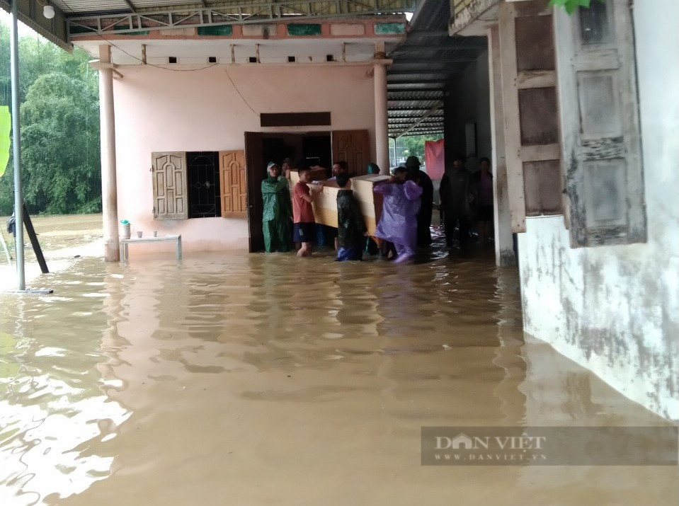 Mưa như trút nước, nhiều địa phương ở Nghệ An bị chia cắt, khẩn cấp di dời dân trong vùng nguy hiểm - Ảnh 3.