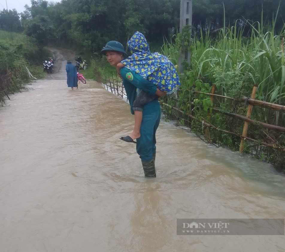 Mưa như trút nước, nhiều địa phương ở Nghệ An bị chia cắt, khẩn cấp di dời dân trong vùng nguy hiểm - Ảnh 7.