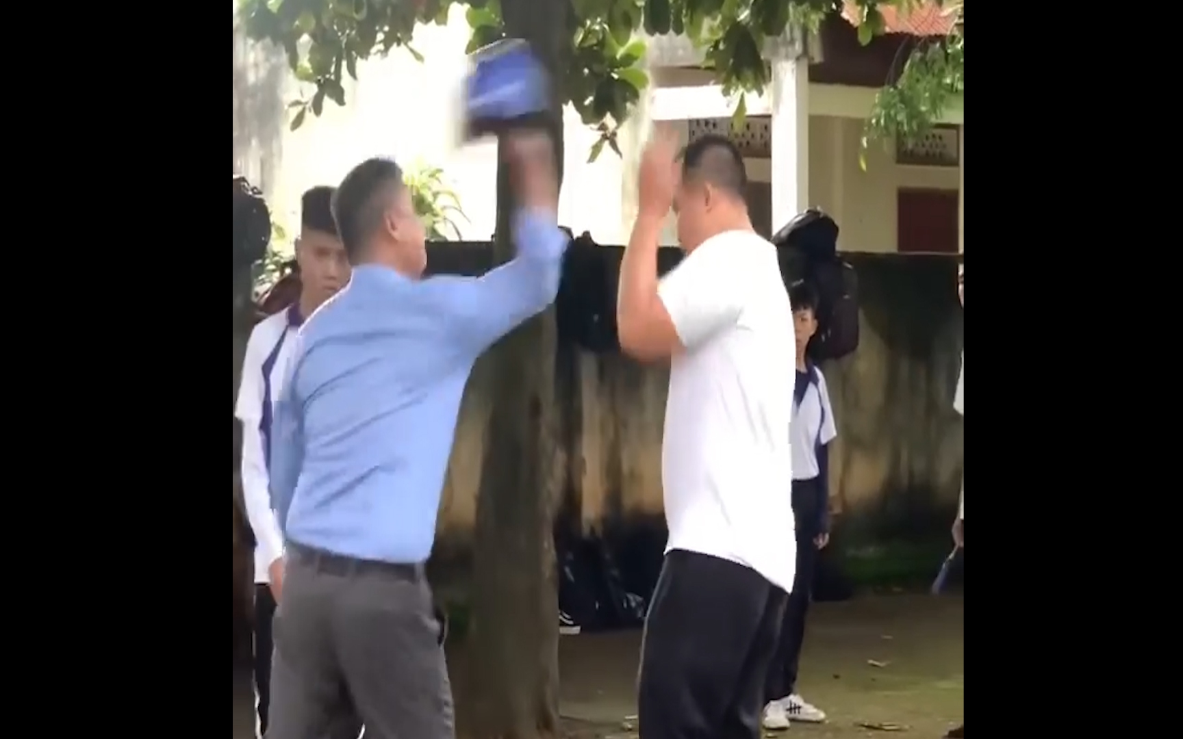Tạm dừng công tác đối với giáo viên đánh học sinh ở Đắk Lắk 