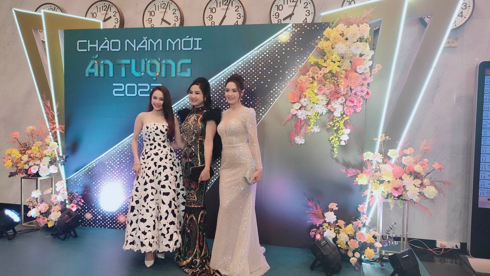 MC Đức Bảo khiến khách mời cười ngất khi đọc cảm ơn theo giấy vợ chuẩn bị sẵn tại  VTV Awards 2022  - Ảnh 3.