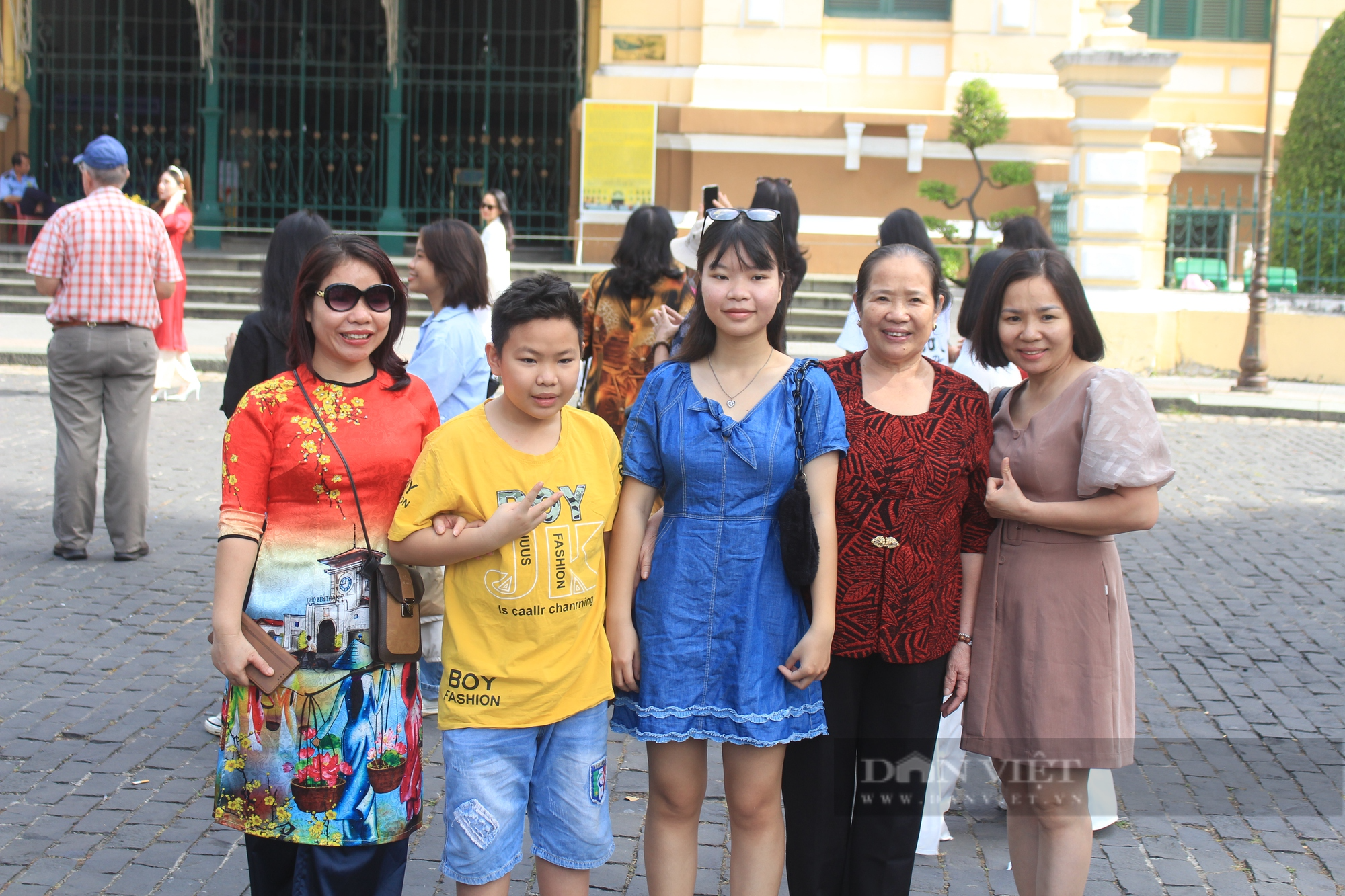 Người Sài Gòn diện áo dài dạo phố, vui chơi sáng đầu năm 2023 - Ảnh 2.