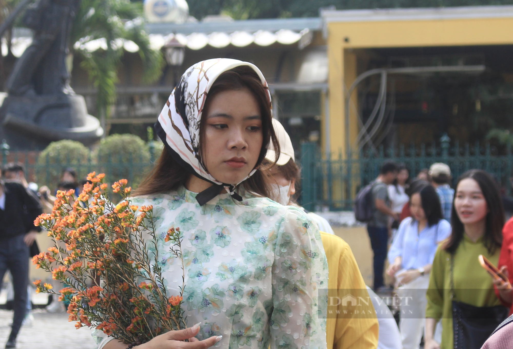 Người Sài Gòn diện áo dài dạo phố, vui chơi sáng đầu năm 2023 - Ảnh 5.