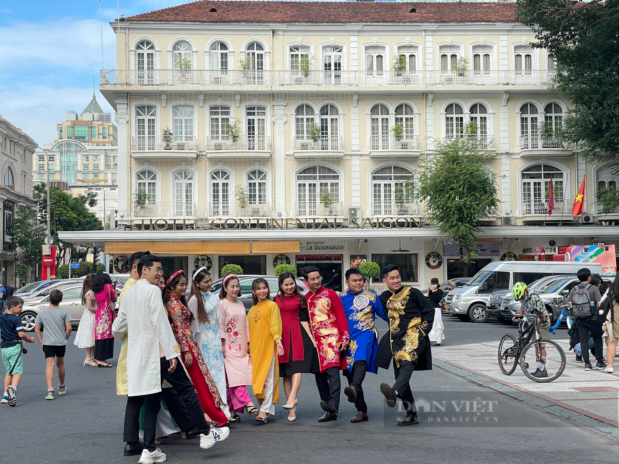 Người Sài Gòn diện áo dài dạo phố, vui chơi sáng đầu năm 2023 - Ảnh 8.