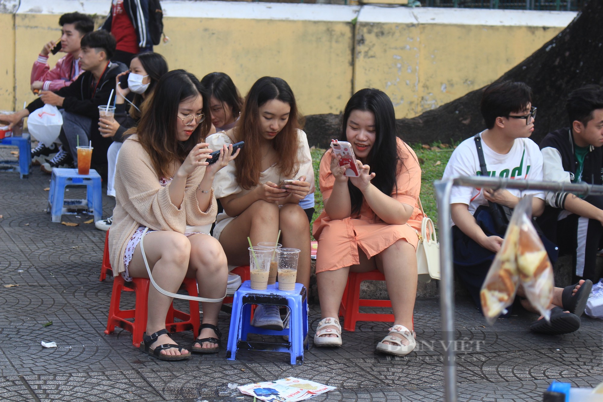 Người Sài Gòn diện áo dài dạo phố, vui chơi sáng đầu năm 2023 - Ảnh 9.