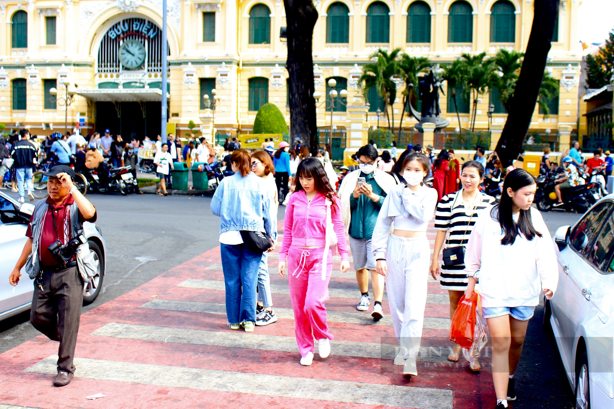Người Sài Gòn diện áo dài dạo phố, vui chơi sáng đầu năm 2023 - Ảnh 7.