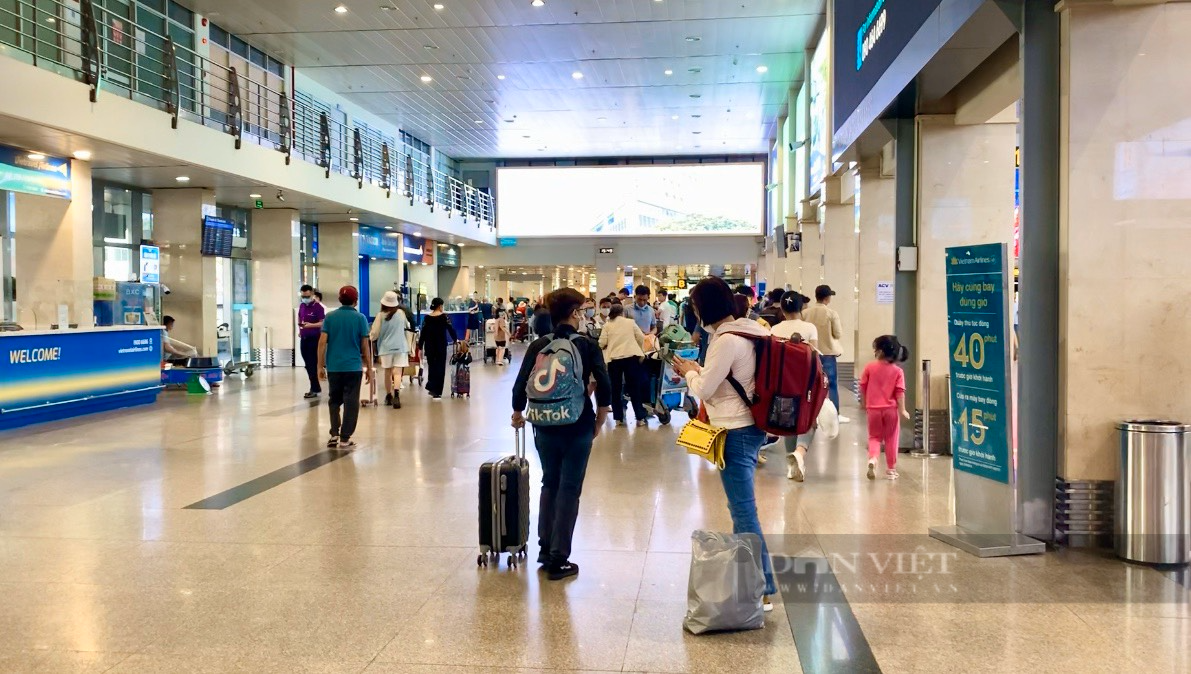 Ngày đầu năm 2023: Sân bay Tân Sơn Nhất thông thoáng, đón hơn 60.000 khách - Ảnh 1.