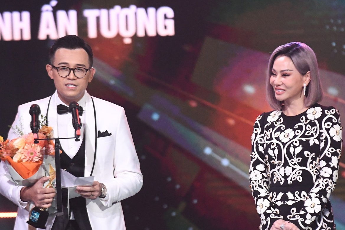MC Đức Bảo khiến khách mời cười ngất khi đọc cảm ơn theo giấy vợ chuẩn bị sẵn tại  VTV Awards 2022  - Ảnh 1.