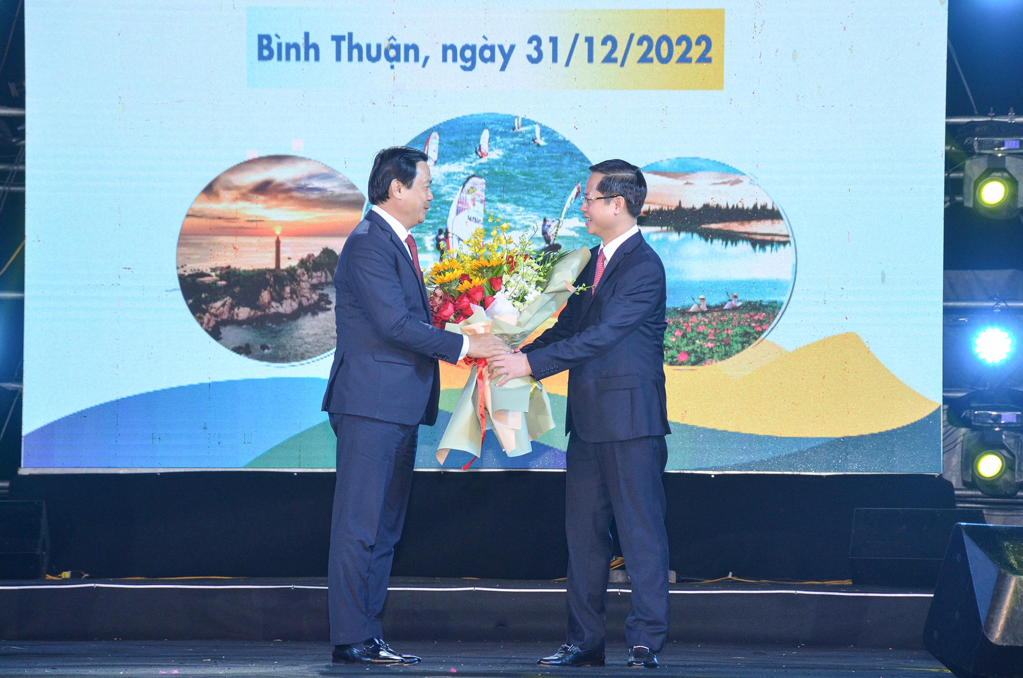 Hàng nghìn người dự Lễ Công bố Năm Du lịch quốc gia 2023 “Bình Thuận - Hội tụ xanh” - Ảnh 3.