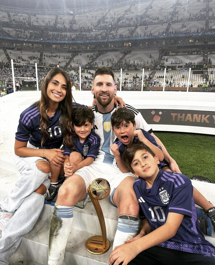 Messi đăng ảnh vợ con, nói lời xúc động cho năm mới - Ảnh 2.