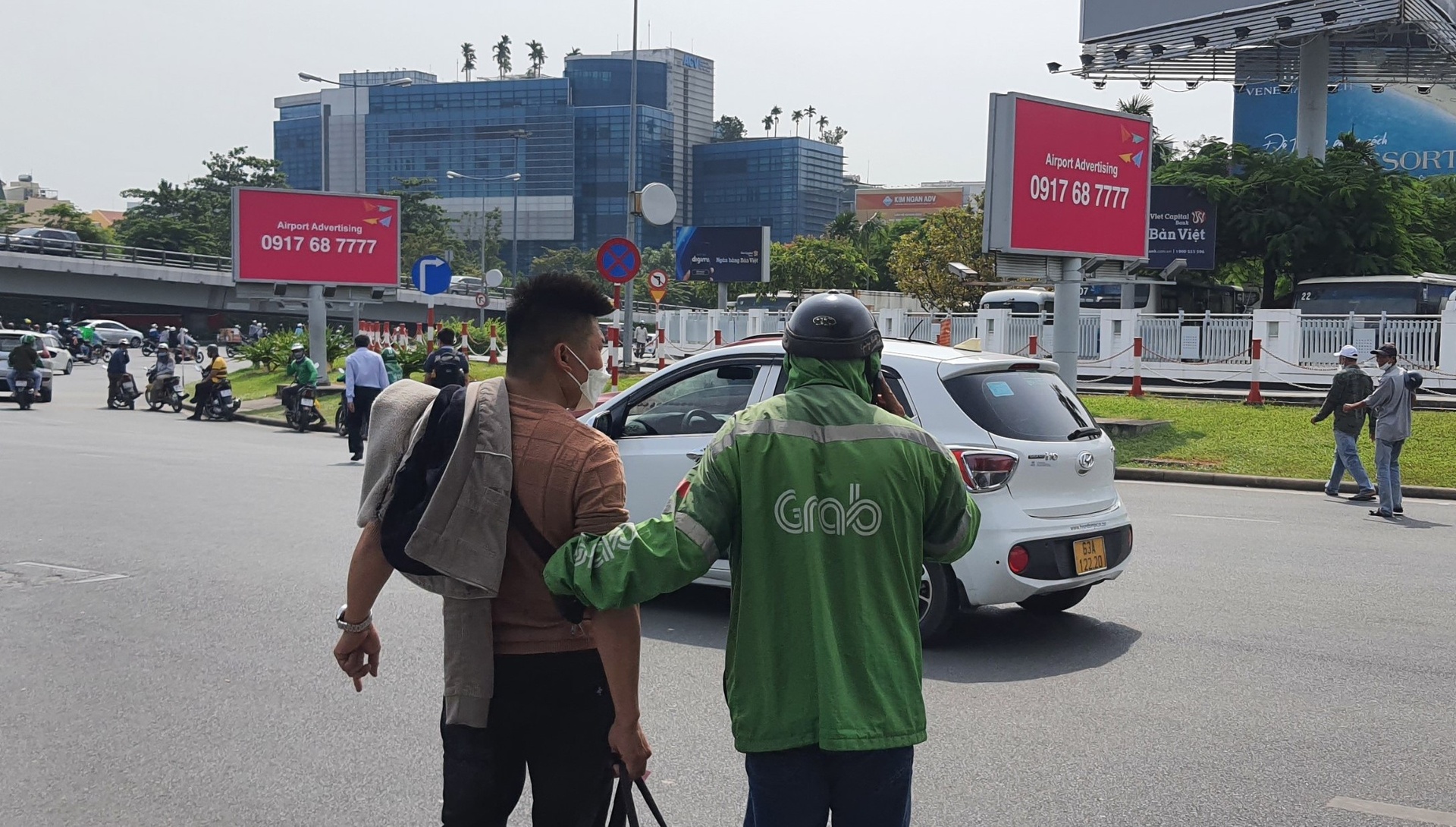 Loạn giá xe ôm tại sân bay Tân Sơn Nhất
 - Ảnh 5.