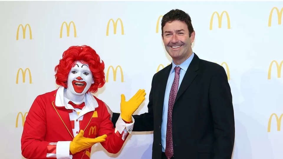 Cựu CEO McDonald's bị phạt 400.000 USD vì quan hệ tình ái với cấp dưới - Ảnh 1.