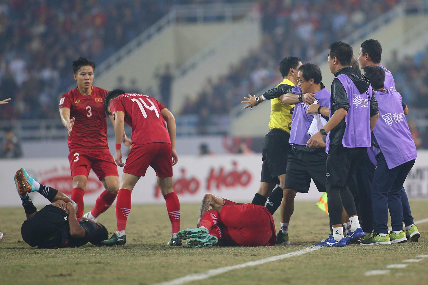CĐV Đông Nam Á: &quot;Cầu thủ Indonesia chỉ giỏi chơi... Pencak Silat trên sân&quot; - Ảnh 1.