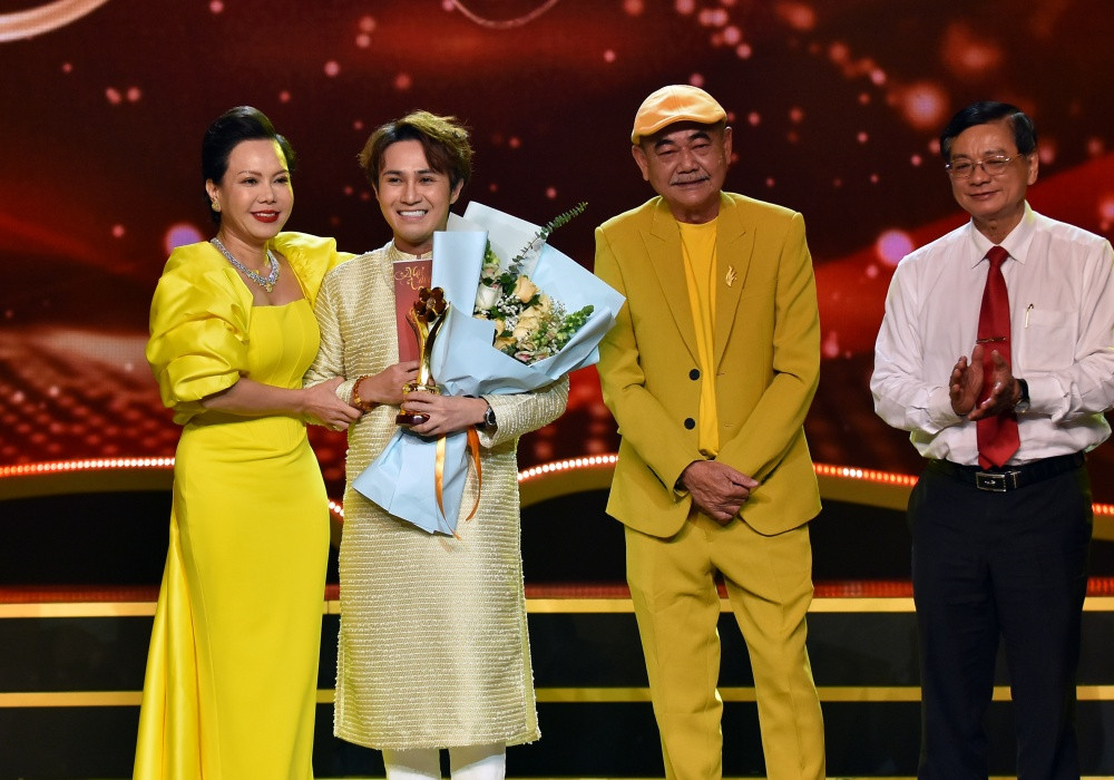 Ngô Kiến Huy nhận cú đúp giải thưởng tại Lễ trao giải Mai Vàng 2022 - Ảnh 4.