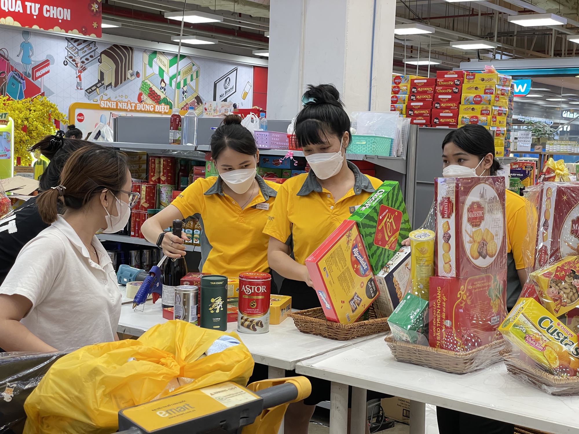 Mua sắm bắt đầu “sung”, siêu thị tung giảm giá tới 30 Tết - Ảnh 2.