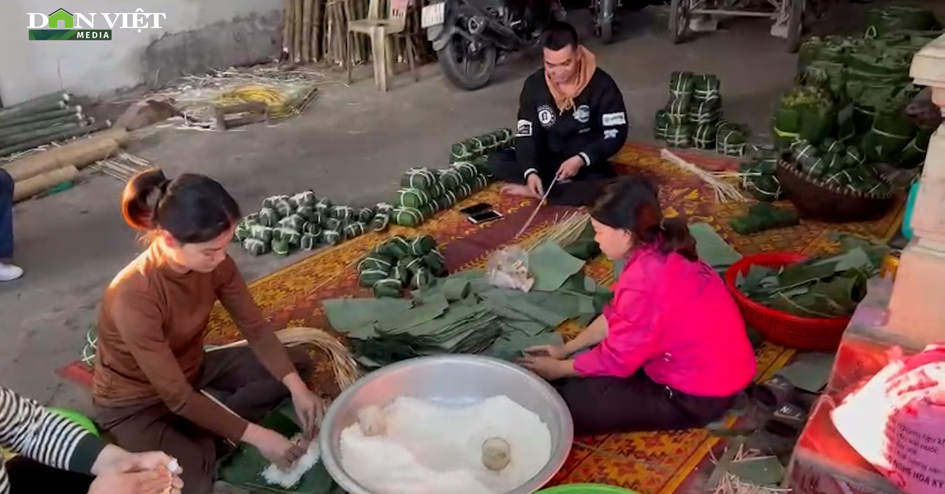 Làng nghề bánh chưng Vĩnh Hòa hối hả vào Tết Dân Việt