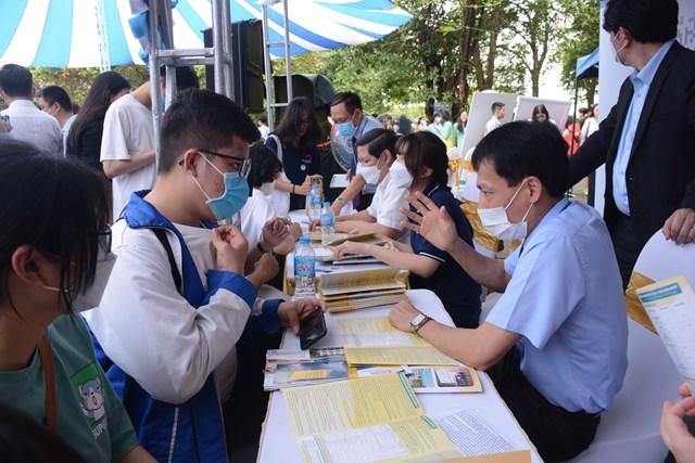 Tuyển sinh vượt chỉ tiêu: Trường đại học có 'nhờn luật'?  - Ảnh 1.