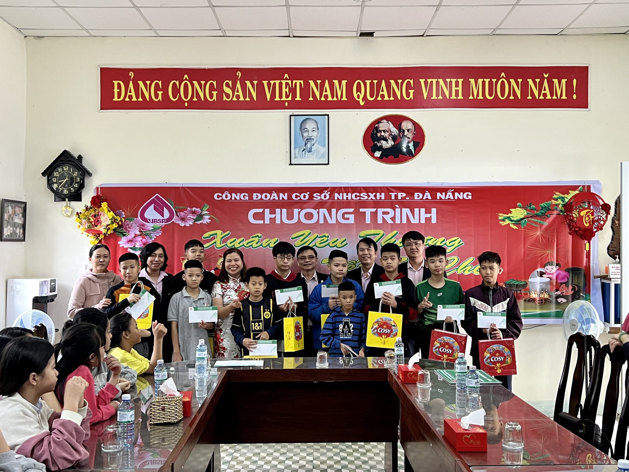 Đà Nẵng: Ngân hàng chính sách xã hội mang “Xuân yêu thương – Tết sẻ chia” đến với người nghèo, khó khăn - Ảnh 4.