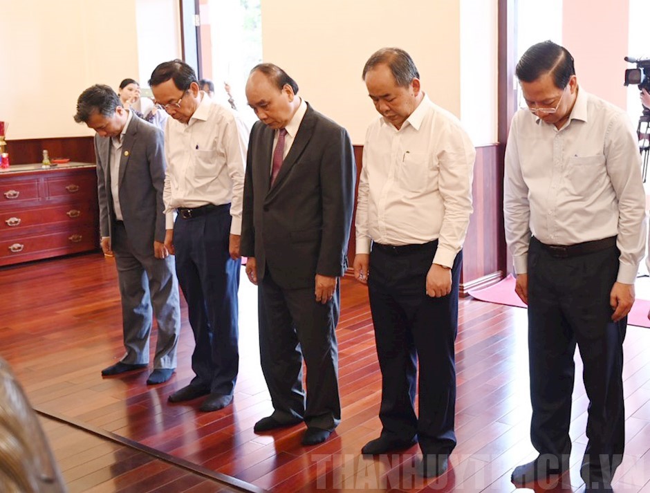 Chủ tịch nước Nguyễn Xuân Phúc dâng hương Chủ tịch Hồ Chí Minh tại bến Nhà Rồng - Ảnh 1.