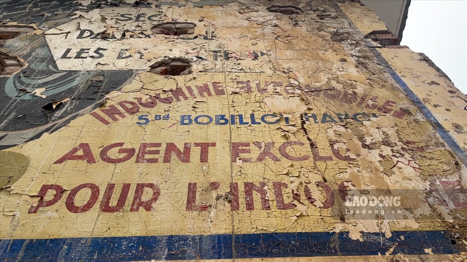 Áp phích quảng cáo vẽ tường bằng tiếng Pháp bị ẩn hàng chục năm tại Hà Nội - Ảnh 2.