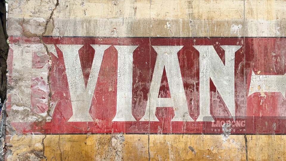 Áp phích quảng cáo vẽ tường bằng tiếng Pháp bị ẩn hàng chục năm tại Hà Nội - Ảnh 3.