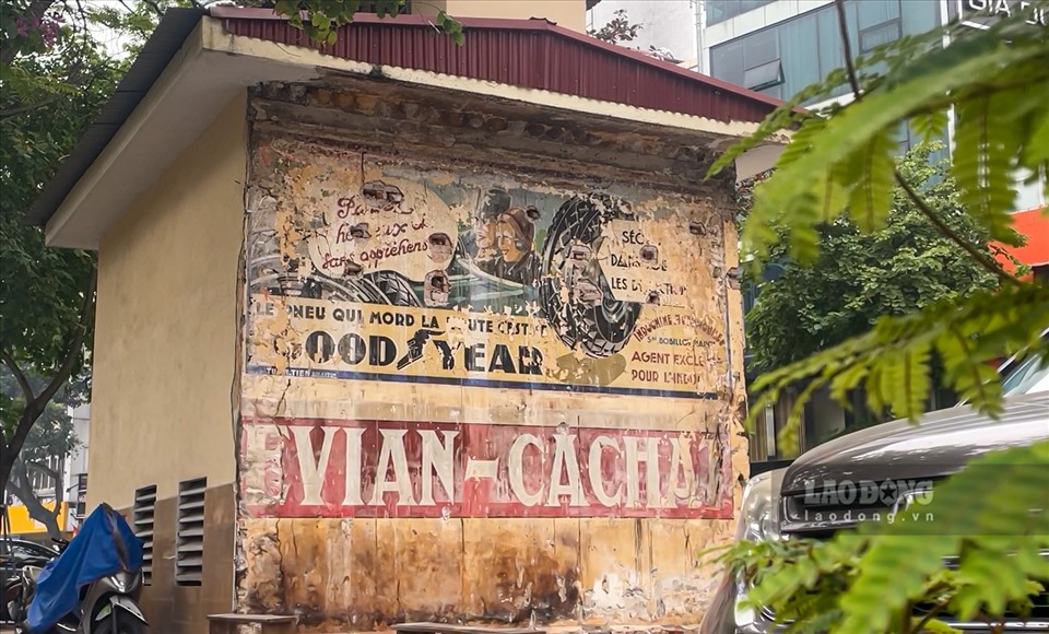 Áp phích quảng cáo vẽ tường bằng tiếng Pháp bị ẩn hàng chục năm tại Hà Nội - Ảnh 5.