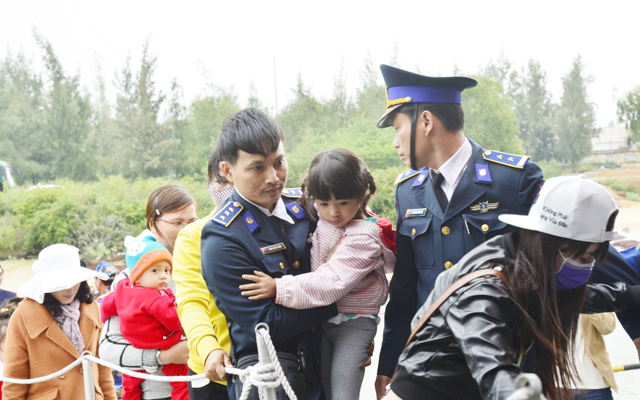 Quảng Ngãi:
Đề nghị tàu Cảnh sát biển chở người dân Lý Sơn về quê đón tết nếu biển động
 - Ảnh 3.