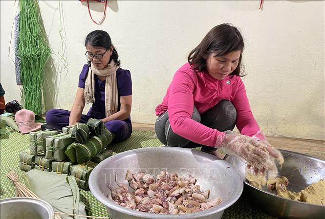 Làng bánh tét mặt trăng hối hả vào vụ Tết - Ảnh 3.