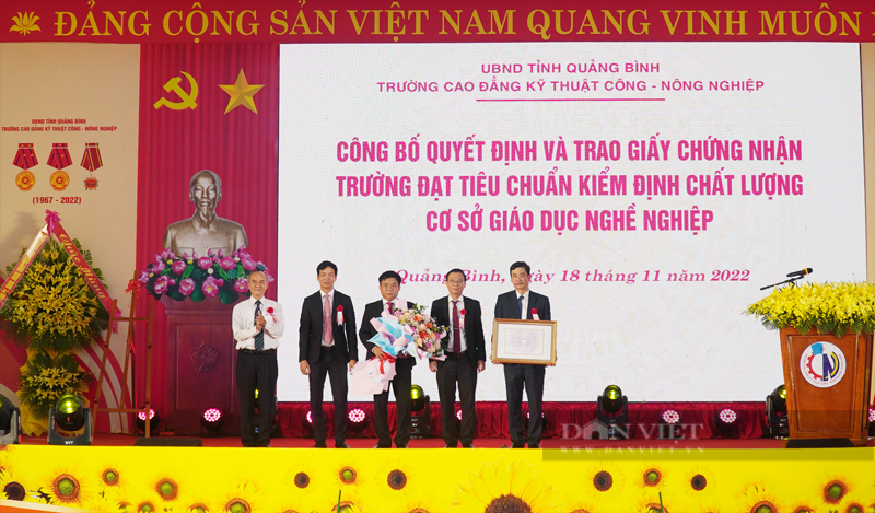 Trường CĐ Kỹ thuật Công - Nông nghiệp Quảng Bình: Một năm sôi nổi thi đua, tổ chức thành công lễ kỷ niệm 55 năm - Ảnh 1.