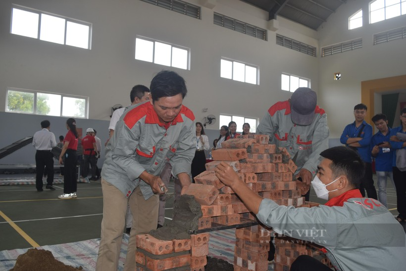 Trường CĐ Kỹ thuật Công - Nông nghiệp Quảng Bình: Một năm sôi nổi thi đua, tổ chức thành công lễ kỷ niệm 55 năm - Ảnh 2. Trường CĐ Kỹ thuật Công - Nông nghiệp Quảng Bình: Một năm sôi nổi thi đua, tổ chức thành công lễ kỷ niệm 55 năm - Ảnh 2.