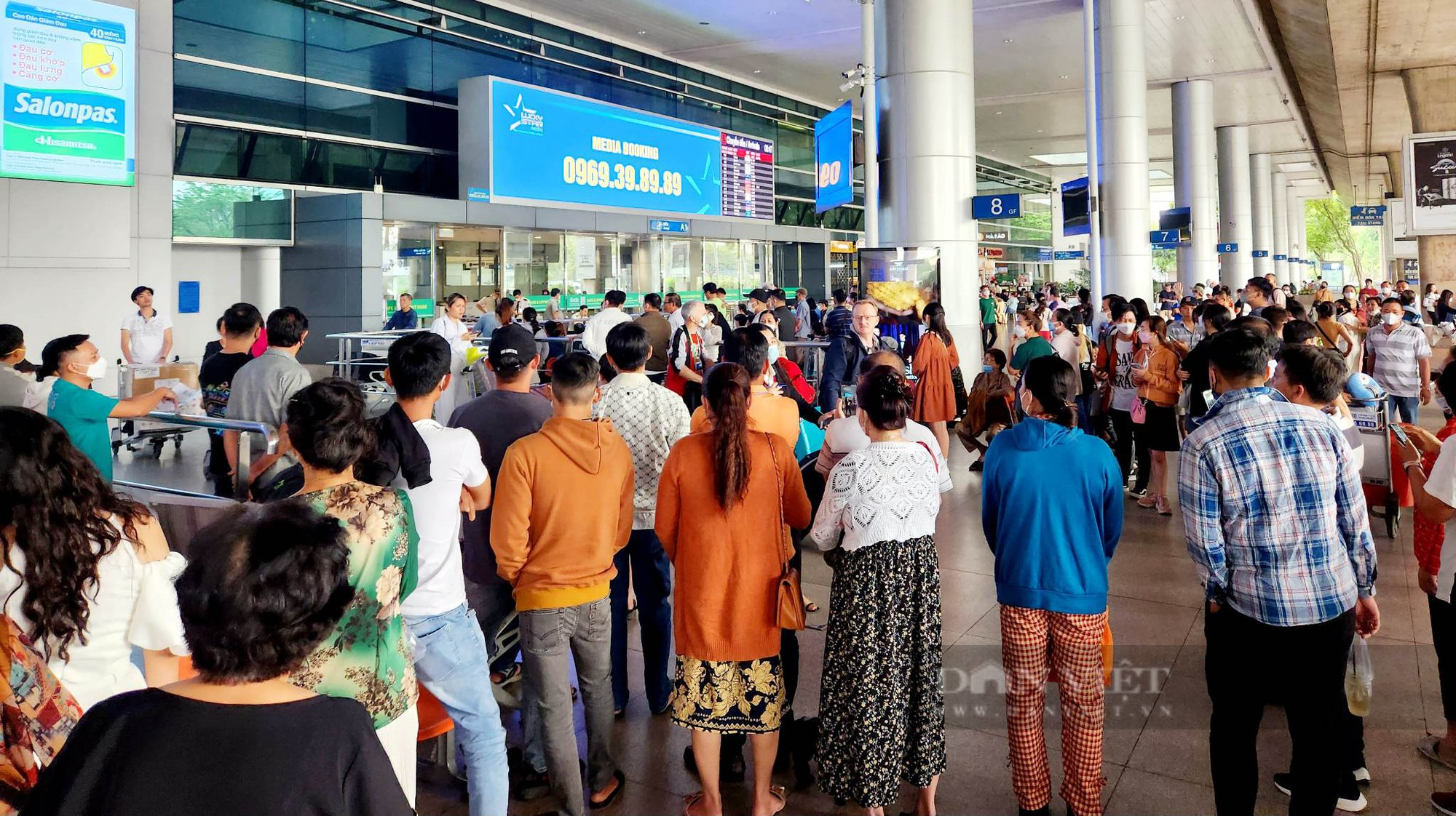 Cận Tết Nguyên đán, sân bay Tân Sơn Nhất tấp nập Việt kiều về quê - Ảnh 1.
