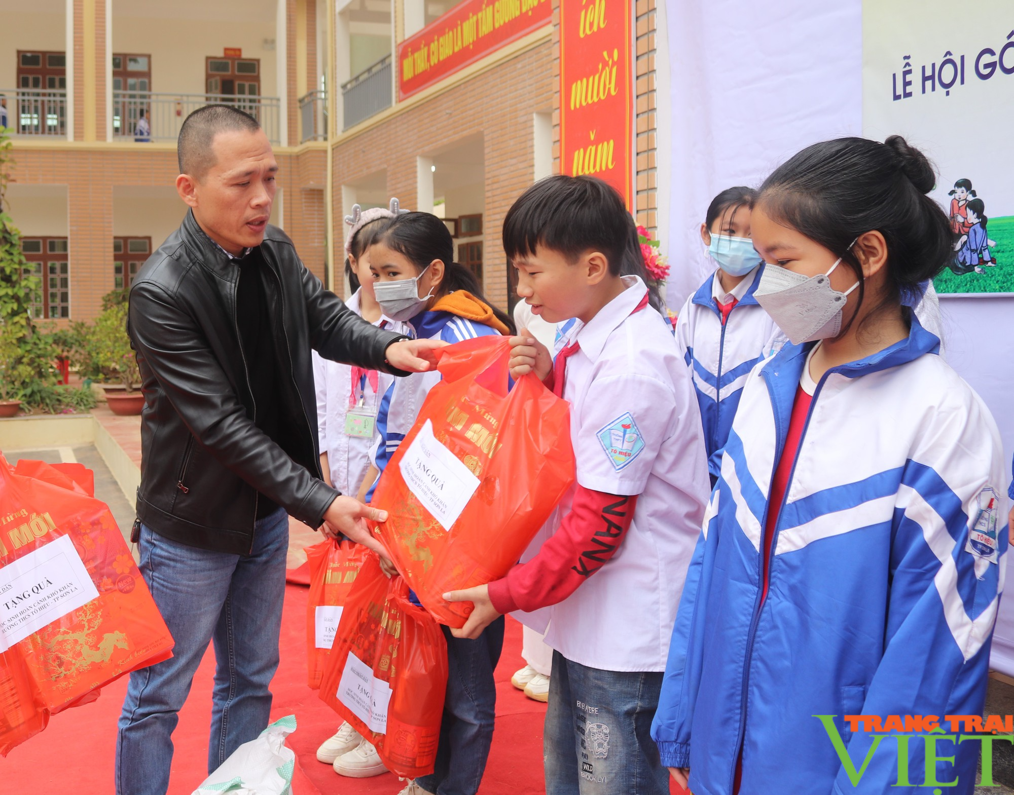Báo Nhân Dân tặng quà Tết cho học sinh hoàn cảnh khó khăn ở Sơn La - Ảnh 2.