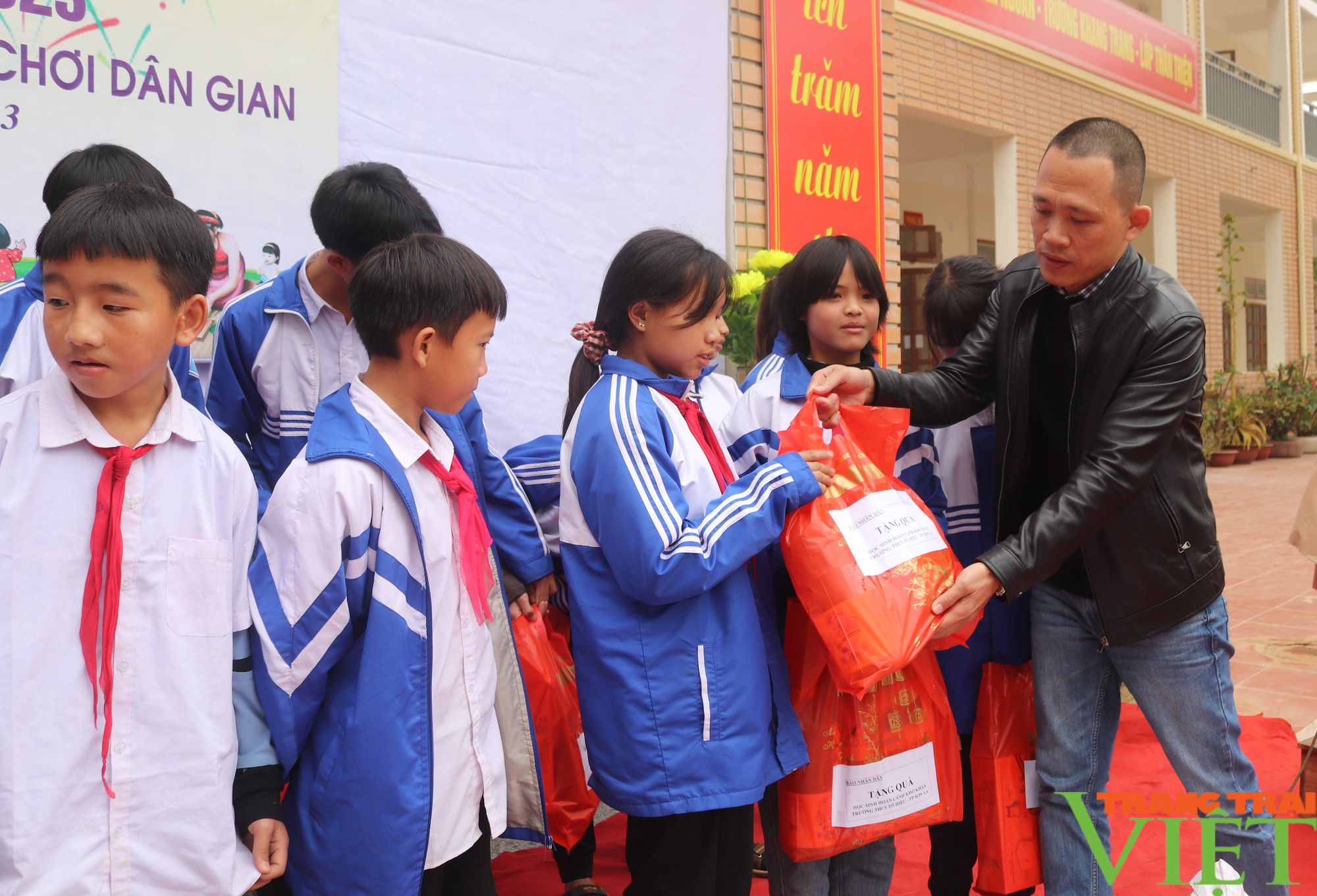 Báo Nhân Dân tặng quà Tết cho học sinh hoàn cảnh khó khăn ở Sơn La - Ảnh 3.