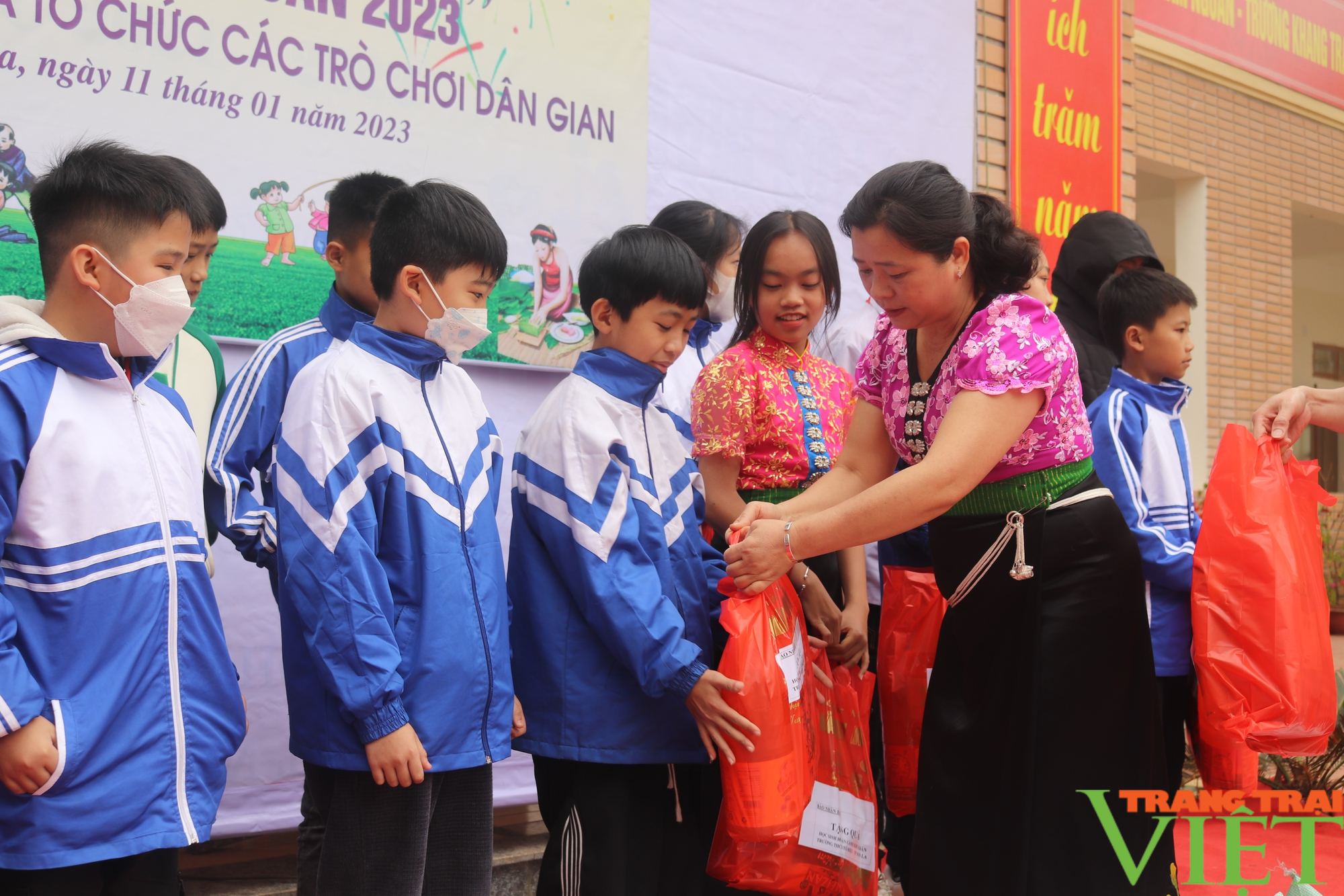 Báo Nhân Dân tặng quà Tết cho học sinh hoàn cảnh khó khăn ở Sơn La - Ảnh 4. Báo Nhân Dân tặng quà Tết cho học sinh hoàn cảnh khó khăn ở Sơn La - Ảnh 4.