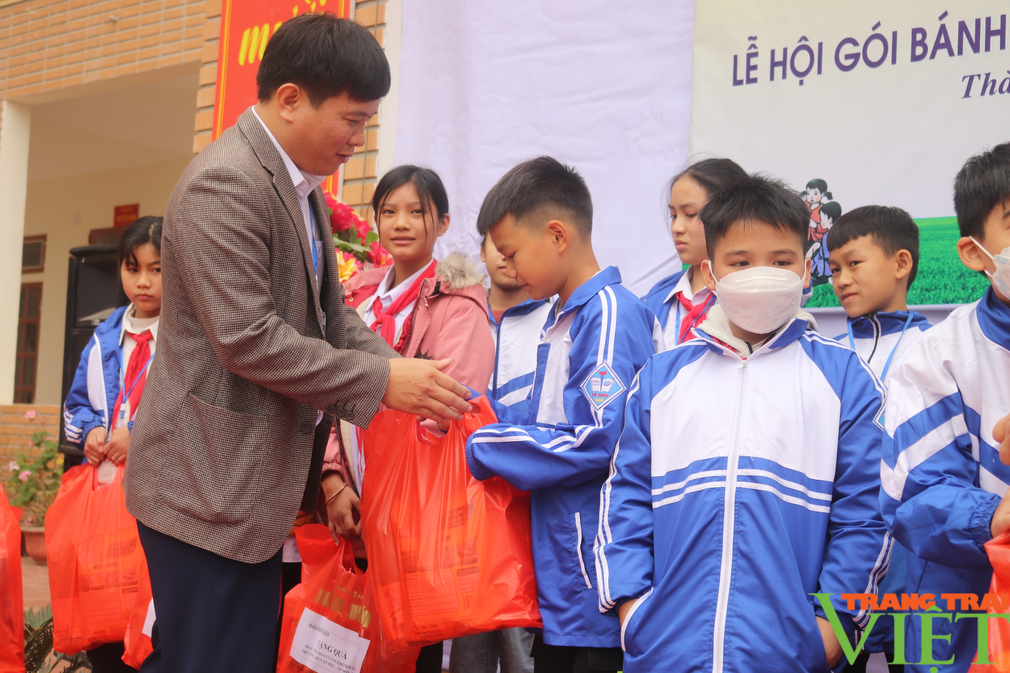 Báo Nhân Dân tặng quà Tết cho học sinh hoàn cảnh khó khăn ở Sơn La - Ảnh 5. Báo Nhân Dân tặng quà Tết cho học sinh hoàn cảnh khó khăn ở Sơn La - Ảnh 5.