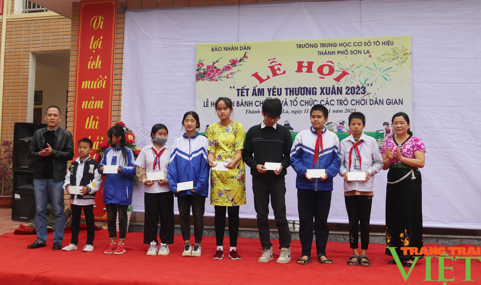 Báo Nhân Dân tặng quà Tết cho học sinh hoàn cảnh khó khăn ở Sơn La - Ảnh 6.