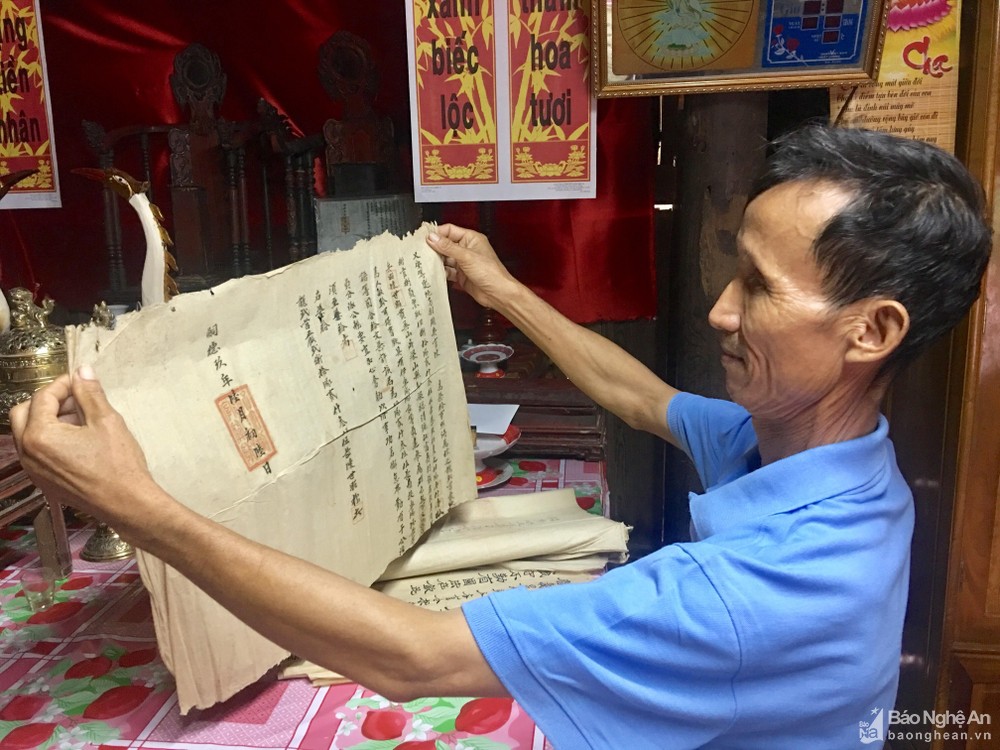 Nhà một ông nông dân ở Nghệ An có nhiều đồ cổ, quý hiếm nhất là một cái triện cổ bằng ngà  - Ảnh 1.