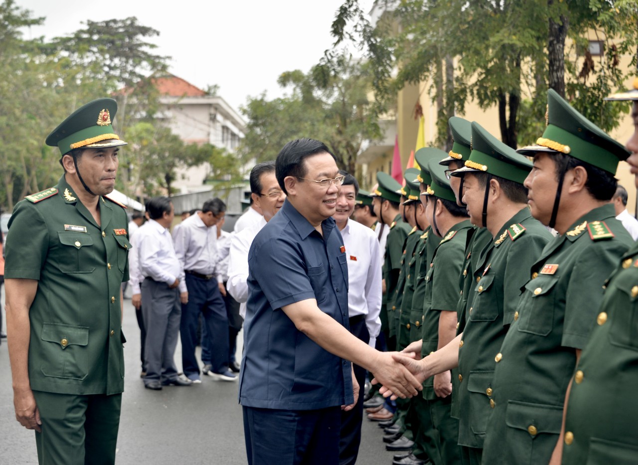 Chủ tịch Quốc hội Vương Đình Huệ thăm tặng quà Tết tại tỉnh An Giang - Ảnh 2.