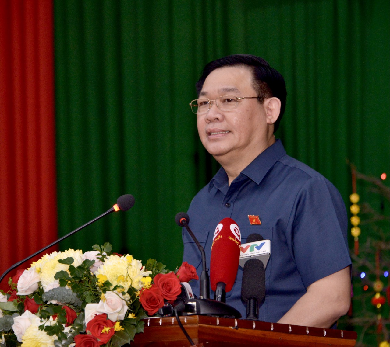 Chủ tịch Quốc hội Vương Đình Huệ thăm tặng quà Tết tại tỉnh An Giang - Ảnh 1.