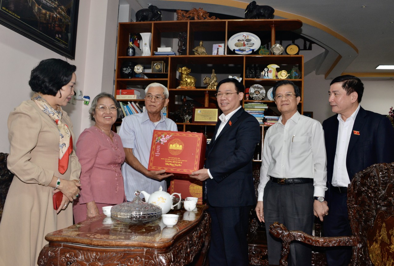 Chủ tịch Quốc hội Vương Đình Huệ thăm tặng quà Tết tại tỉnh An Giang - Ảnh 3.