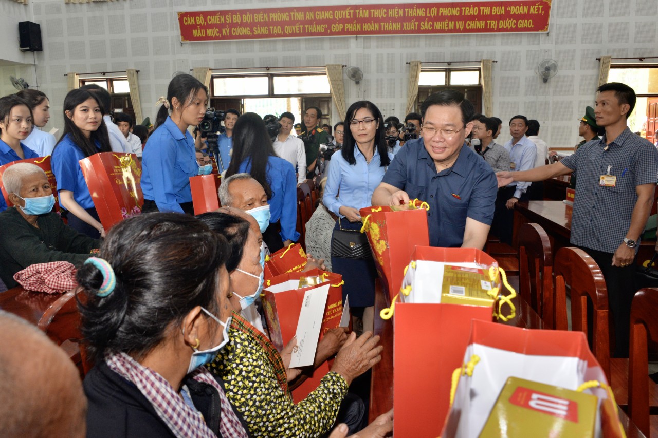 Chủ tịch Quốc hội Vương Đình Huệ thăm tặng quà Tết tại tỉnh An Giang - Ảnh 4.