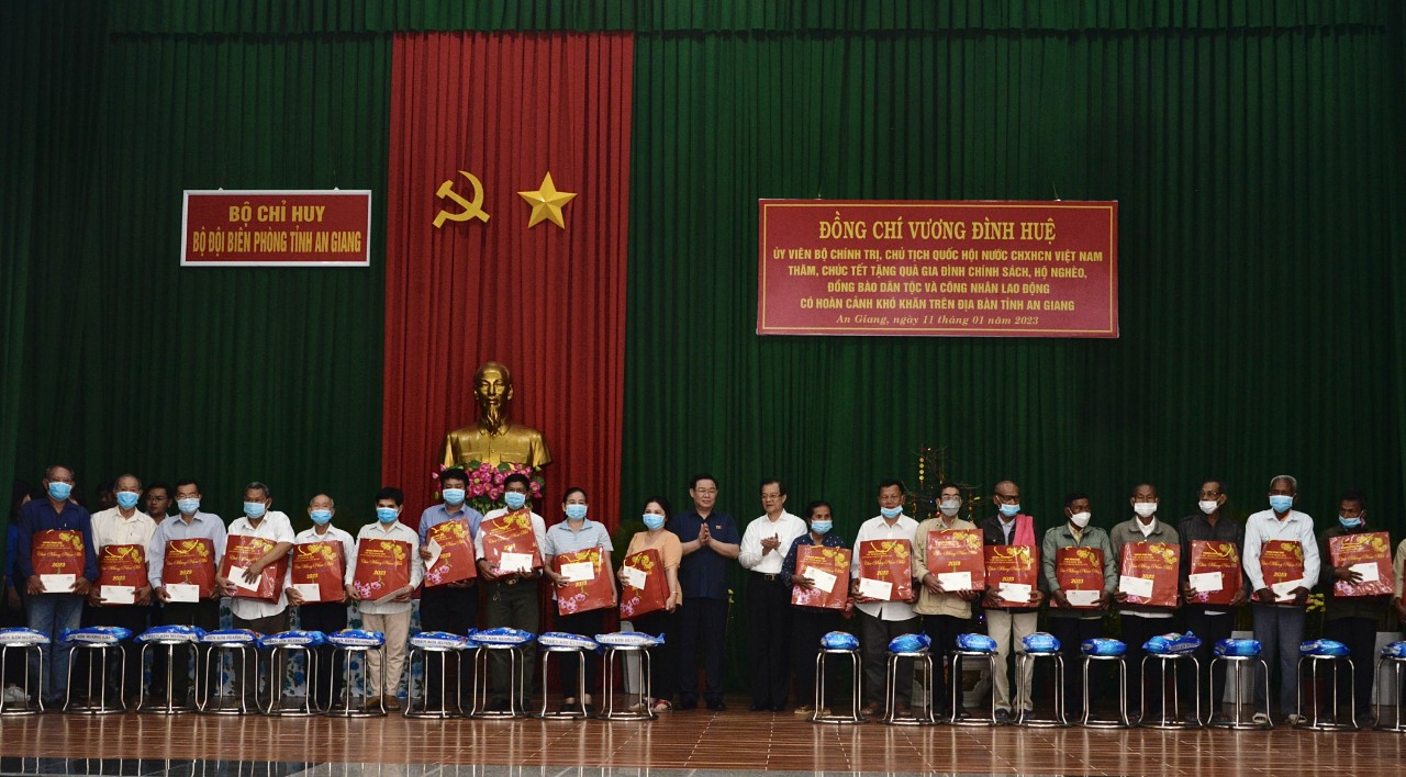Chủ tịch Quốc hội Vương Đình Huệ thăm tặng quà Tết tại tỉnh An Giang - Ảnh 5.